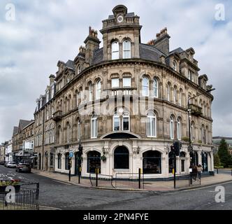 HARROGATE, GROSSBRITANNIEN - 15. APRIL 2023. Traditionell geschwungene viktorianische Architektur im Stadtzentrum von Harrogate in North Yorkshire Stockfoto