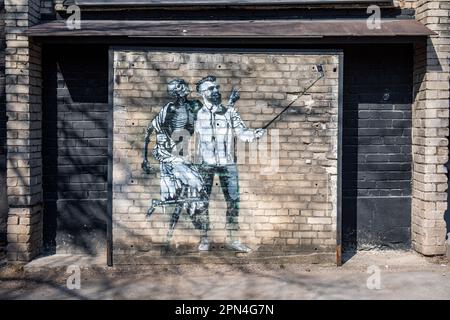 Tanz des Todes mit Endel oder Endel mit einem Stock (2017). Wandschablonen-Graffiti von Edward von Lõngus im Bezirk Telliskivi in Tallin, Estland. Stockfoto