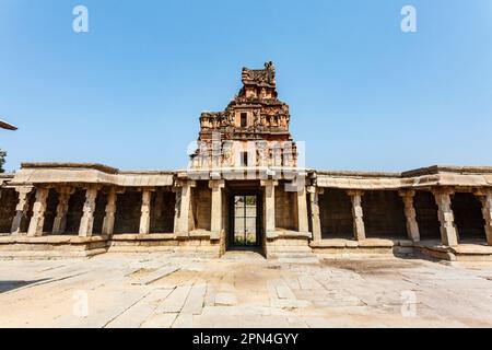 Außenansicht des Sri Virupaksha Tempels in Hampi, Karnataka, Indien, Asien Stockfoto