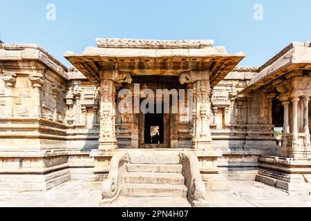 Außenansicht des Sri Virupaksha Tempels in Hampi, Karnataka, Indien, Asien Stockfoto