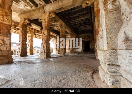 Das Innere des Sri Virupaksha Tempels in Hampi, Karnataka, Indien, Asien Stockfoto