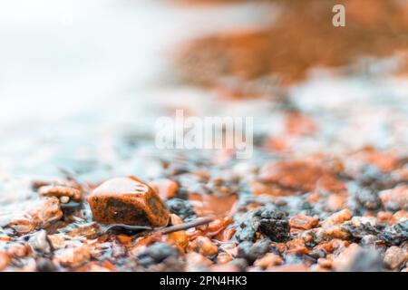 Felsen und Kieselsteine an einem felsigen Strand. Stockfoto