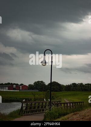 Ein Lampenpfosten an einer kleinen Brücke. Stockfoto