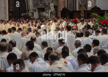 06. April 2023 - Vatikan: Papst Franziskus feiert in St. Petersdom die Messe des Chrismus anlässlich des Heiligen Donnerstags der Osterwoche. © Andrea Sabbadini Stockfoto