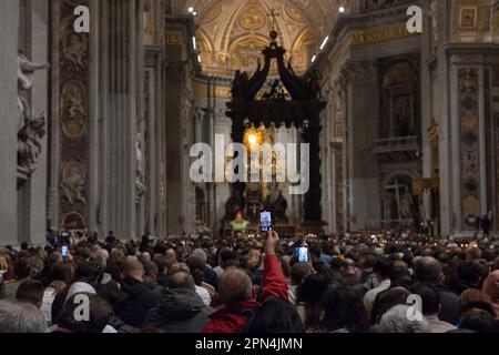 06. April 2023 - Vatikan: Papst Franziskus kehrte in die Öffentlichkeit zurück und führte den Vorsitz über die Osterwache in St. Petersdom. © Andrea Sabbadini Stockfoto