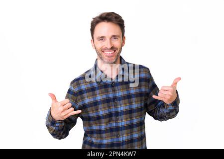 Ein erwachsener Hipster, männliches Model, das glücklich posiert und sein Lächeln zeigt. Stockfoto