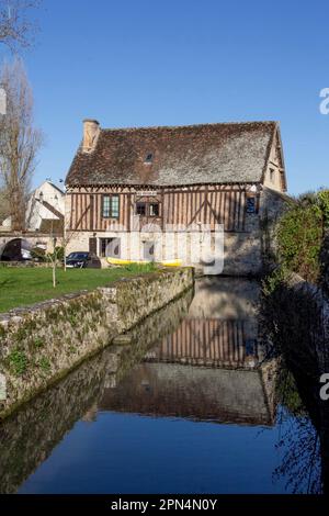 Flagy: Die alte Mühle aus dem 13. Jahrhundert am Fluss Orvanne wurde zum Mahlen von Mehl verwendet. Es wurde Ende des 20. Jahrhunderts zu einem Restaurant. Stockfoto