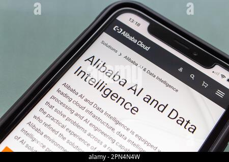 Website von Alibaba Cloud auf dem iPhone-Bildschirm angezeigt. Alibaba Cloud (auch bekannt als Aliyun) ist ein Cloud-Computing-Unternehmen, eine Tochtergesellschaft der Alibaba Group. Stockfoto