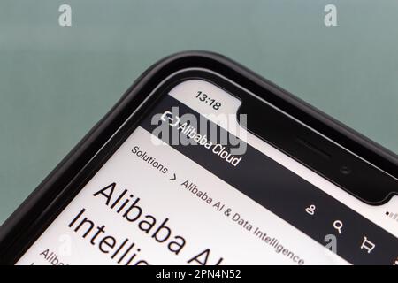 Logo von Alibaba Cloud auf der Website auf dem iPhone. Alibaba Cloud (auch bekannt als Aliyun) ist ein Cloud-Computing-Unternehmen, eine Tochtergesellschaft der Alibaba Group Stockfoto