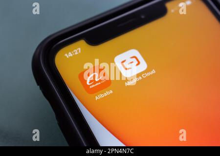 Vancouver, KANADA - April 15 2023 : Alibaba.com und Alibaba Cloud (Aliyun) Ikonen auf einem iPhone. Chinas Cloud-Computing- und generative KI-Konzept Stockfoto