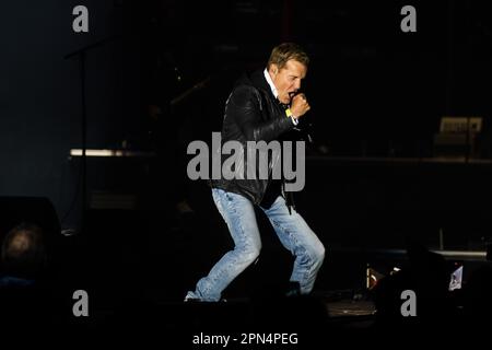 Berlin, Deutschland. 16. April 2023. Dieter Bohlen tritt beim Eröffnungskonzert seiner Comeback-Tour in der Max-Schmeling-Halle auf. Kredit: Christoph Soeder/dpa/Alamy Live News Stockfoto