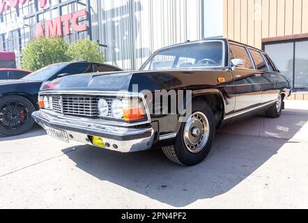 Samara, Russland - 8. Mai 2022: Oldtimer GAZ-14 „Chayka“ (1988) auf der Ausstellung alter und seltener Autos Stockfoto