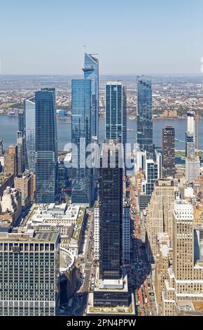 Mehr als ein Dutzend Wolkenkratzer, von denen einige immer noch steigen, befinden sich im NYC-Projekt zur Sanierung der Hudson Yards. (Blick vom Empire State Building, 13. April 2023) Stockfoto