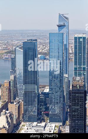 Mehr als ein Dutzend Wolkenkratzer, von denen einige immer noch steigen, befinden sich im NYC-Projekt zur Sanierung der Hudson Yards. (Blick vom Empire State Building, 13. April 2023) Stockfoto