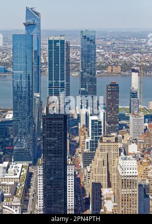 Mehr als ein Dutzend Wolkenkratzer, von denen einige immer noch steigen, befinden sich im NYC-Projekt zur Sanierung der Hudson Yards. (Blick vom Empire State Building, 13. April 2023) Stockfoto