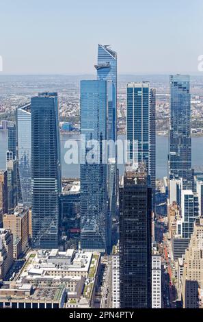 Mehr als ein Dutzend Wolkenkratzer, von denen einige immer noch steigen, befinden sich im NYC-Projekt zur Sanierung der Hudson Yards. (Blick vom Empire State Building, 13. April 2023) Stockfoto