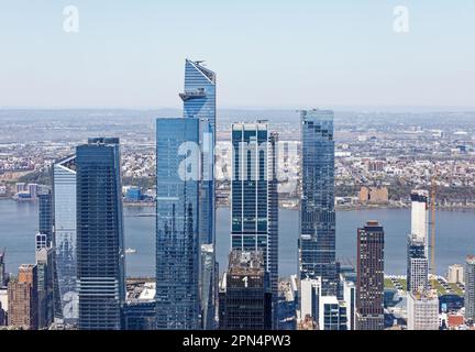 Mehr als ein Dutzend Wolkenkratzer, von denen einige immer noch steigen, befinden sich im NYC-Projekt zur Sanierung der Hudson Yards. (Blick vom Empire State Building, 13. April 2023) Stockfoto