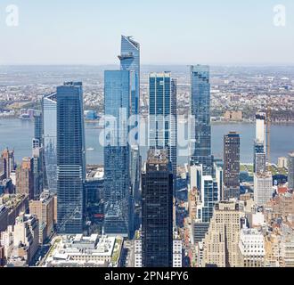 Mehr als ein Dutzend Wolkenkratzer, von denen einige immer noch steigen, befinden sich im NYC-Projekt zur Sanierung der Hudson Yards. (Blick vom Empire State Building, 13. April 2023) Stockfoto