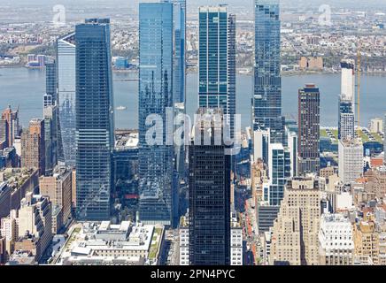 Mehr als ein Dutzend Wolkenkratzer, von denen einige immer noch steigen, befinden sich im NYC-Projekt zur Sanierung der Hudson Yards. (Blick vom Empire State Building, 13. April 2023) Stockfoto