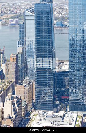 Mehr als ein Dutzend Wolkenkratzer, von denen einige immer noch steigen, befinden sich im NYC-Projekt zur Sanierung der Hudson Yards. (Blick vom Empire State Building, 13. April 2023) Stockfoto