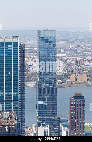 Mehr als ein Dutzend Wolkenkratzer, von denen einige immer noch steigen, befinden sich im NYC-Projekt zur Sanierung der Hudson Yards. (Blick vom Empire State Building, 13. April 2023) Stockfoto