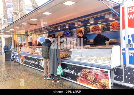 Fisch- und Meeresfrüchteschalter, Markt, Delft, Südholländische Provinz, Königreich der Niederlande Stockfoto