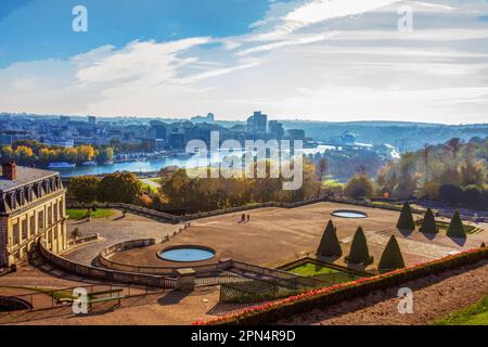 Idyllischer Blick auf Paris vom Hügel im Parc Saint-Cloud (auf der seine und dem Parc). Herbstbäume und „goldene“ Laubbäume auf Bäumen! Stockfoto