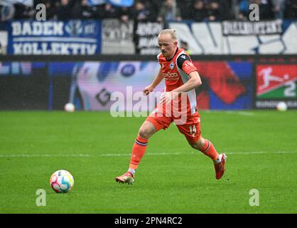 Karlsruhe, Deutschland. 16. April 2023. Fußball: 2. Bundesliga, Karlsruher SC - Arminia Bielefeld, Matchday 28, BBBank Wildpark. Das Bielefeld Jomaine Consbruch. Kredit: Uli Deck/dpa - WICHTIGER HINWEIS: Gemäß den Anforderungen der DFL Deutsche Fußball Liga und des DFB Deutscher Fußball-Bund ist es verboten, im Stadion aufgenommene Fotos und/oder das Spiel in Form von Sequenzbildern und/oder videoähnlichen Fotoserien zu verwenden oder verwenden zu lassen./dpa/Alamy Live News Stockfoto