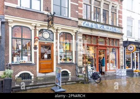 Blue Delft Töpferei, Souvenir- und Käseläden, Markt, Delft, Provinz Südholland, Königreich der Niederlande Stockfoto