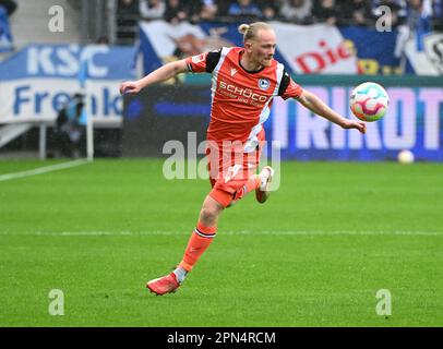 Karlsruhe, Deutschland. 16. April 2023. Fußball: 2. Bundesliga, Karlsruher SC - Arminia Bielefeld, Matchday 28, BBBank Wildpark. Das Bielefeld Jomaine Consbruch. Kredit: Uli Deck/dpa - WICHTIGER HINWEIS: Gemäß den Anforderungen der DFL Deutsche Fußball Liga und des DFB Deutscher Fußball-Bund ist es verboten, im Stadion aufgenommene Fotos und/oder das Spiel in Form von Sequenzbildern und/oder videoähnlichen Fotoserien zu verwenden oder verwenden zu lassen./dpa/Alamy Live News Stockfoto