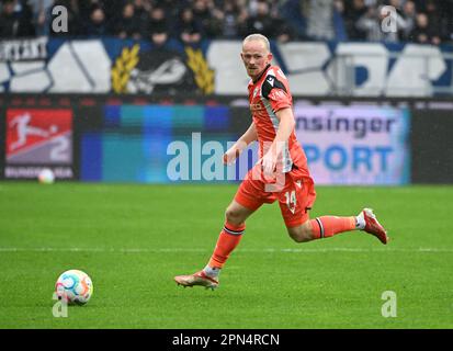 Karlsruhe, Deutschland. 16. April 2023. Fußball: 2. Bundesliga, Karlsruher SC - Arminia Bielefeld, Matchday 28, BBBank Wildpark. Das Bielefeld Jomaine Consbruch. Kredit: Uli Deck/dpa - WICHTIGER HINWEIS: Gemäß den Anforderungen der DFL Deutsche Fußball Liga und des DFB Deutscher Fußball-Bund ist es verboten, im Stadion aufgenommene Fotos und/oder das Spiel in Form von Sequenzbildern und/oder videoähnlichen Fotoserien zu verwenden oder verwenden zu lassen./dpa/Alamy Live News Stockfoto