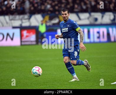 Karlsruhe, Deutschland. 16. April 2023. Fußball: 2. Bundesliga, Karlsruher SC - Arminia Bielefeld, Matchday 28, BBBank Wildpark. Karlsruhe ist Jerome Gondorf. Kredit: Uli Deck/dpa - WICHTIGER HINWEIS: Gemäß den Anforderungen der DFL Deutsche Fußball Liga und des DFB Deutscher Fußball-Bund ist es verboten, im Stadion aufgenommene Fotos und/oder das Spiel in Form von Sequenzbildern und/oder videoähnlichen Fotoserien zu verwenden oder verwenden zu lassen./dpa/Alamy Live News Stockfoto