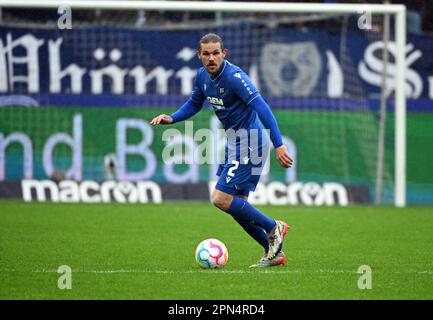 Karlsruhe, Deutschland. 16. April 2023. Fußball: 2. Bundesliga, Karlsruher SC - Arminia Bielefeld, Matchday 28, BBBank Wildpark. Karlsruhe ist Sebastian jung. Kredit: Uli Deck/dpa - WICHTIGER HINWEIS: Gemäß den Anforderungen der DFL Deutsche Fußball Liga und des DFB Deutscher Fußball-Bund ist es verboten, im Stadion aufgenommene Fotos und/oder das Spiel in Form von Sequenzbildern und/oder videoähnlichen Fotoserien zu verwenden oder verwenden zu lassen./dpa/Alamy Live News Stockfoto