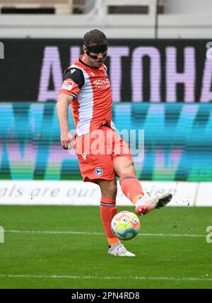 Karlsruhe, Deutschland. 16. April 2023. Fußball: 2. Bundesliga, Karlsruher SC - Arminia Bielefeld, Matchday 28, BBBank Wildpark. Bielefelds Fabian Klos. Kredit: Uli Deck/dpa - WICHTIGER HINWEIS: Gemäß den Anforderungen der DFL Deutsche Fußball Liga und des DFB Deutscher Fußball-Bund ist es verboten, im Stadion aufgenommene Fotos und/oder das Spiel in Form von Sequenzbildern und/oder videoähnlichen Fotoserien zu verwenden oder verwenden zu lassen./dpa/Alamy Live News Stockfoto