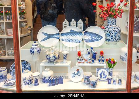 Blue Delft Pottery Shop Window, Markt, Delft, Provinz Südholland, Königreich der Niederlande Stockfoto