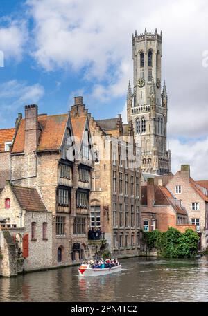 Besichtigung von Kanalbooten am Rozenhoedkaai-Kanal, Brügge (Brügge), Provinz Westflandern, Königreich Belgien. Stockfoto
