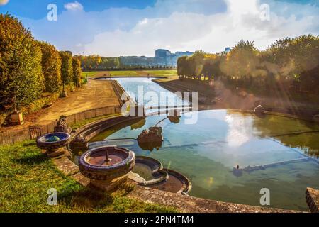 Idyllische blattfarbene Herbstlandschaft mit Teichstatuen und Topfpflanzen im Saint-Cloud Park. Paris - sonniger, orangefarbener Tag im Herbst (Oktober)i Stockfoto