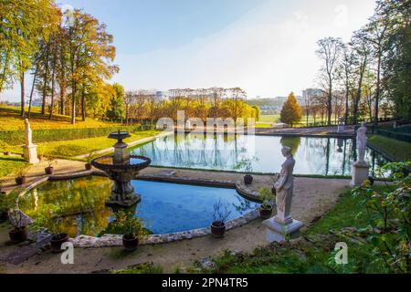 Idyllische Landschaft mit Teichstatuen und Topfpflanzen im Saint-Cloud Park. Paris - sonniger, orangefarbener Tag im Herbst (Oktober) in Paris, Frankreich. Stockfoto