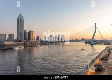 Erasmusbrug-Hängebrücke und Stadsdriehoek bei Sonnenaufgang über dem Nieuwe Mass River, Rotterdam, Provinz Südholland, Königreich der Niederlande Stockfoto