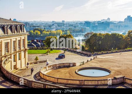Atemberaubende Natur im französischen Garten (Park) von Saint-Claude und Palace in Paris an einem wunderschönen Herbsttag. Topiary Bäume sind Kegel von kleinen Bäumen oder Stockfoto