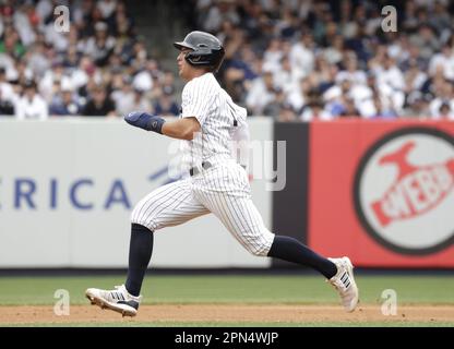 Bronx, Usa. 16. April 2023. New York Yankees Anthony Volpe stiehlt am Sonntag, den 16. April 2023, in New York City die zweite Base im 5. Inning gegen die Minnesota Twins im Yankee Stadium. Foto: John Angelillo/UPI Credit: UPI/Alamy Live News Stockfoto