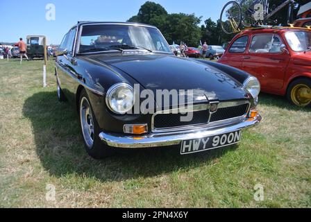 Ein 1975 MG B GT wurde bei der 47. Historic Vehicle Gathering in Powderham, Devon, England, ausgestellt. Stockfoto