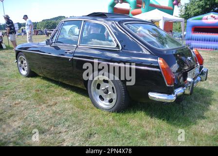 Ein 1975 MG B GT wurde bei der 47. Historic Vehicle Gathering in Powderham, Devon, England, ausgestellt. Stockfoto