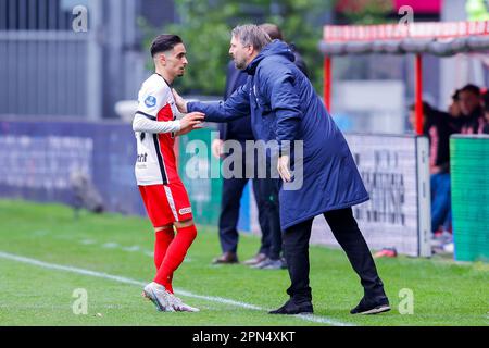 16-04-2023: Sport: Utrecht gegen Twente UTRECHT, NIEDERLANDE - APRIL 16: Othmane Boussaid (FC Utrecht) und Cheftrainer Michael Silberbauer (FC Utrecht) du Stockfoto