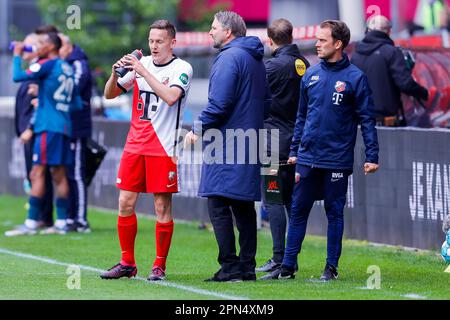 16-04-2023: Sport: Utrecht gegen Twente UTRECHT, NIEDERLANDE - APRIL 16: Jens Toornstra (FC Utrecht) und Cheftrainer Michael Silberbauer (FC Utrecht) Dura Stockfoto