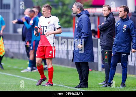 16-04-2023: Sport: Utrecht gegen Twente UTRECHT, NIEDERLANDE - APRIL 16: Jens Toornstra (FC Utrecht) und Cheftrainer Michael Silberbauer (FC Utrecht) Dura Stockfoto