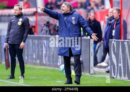 16-04-2023: Sport: Utrecht gegen Twente UTRECHT, NIEDERLANDE - APRIL 16: Cheftrainer Michael Silberbauer (FC Utrecht) während des Spiels Eredivisie FC Utrec Stockfoto