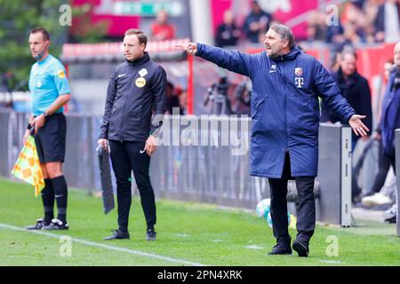 16-04-2023: Sport: Utrecht gegen Twente UTRECHT, NIEDERLANDE - APRIL 16: Cheftrainer Michael Silberbauer (FC Utrecht) während des Spiels Eredivisie FC Utrec Stockfoto