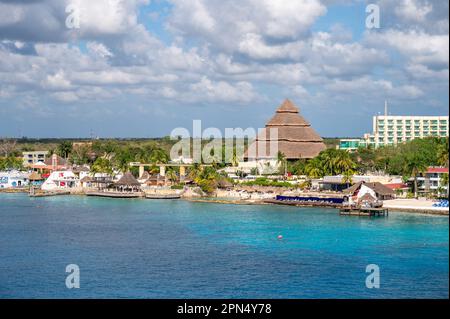 Cozumel, Mexiko - 4. April 2023: Blick auf die Skyline von Cozumel entlang des Kreuzfahrthafens. Stockfoto