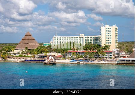 Cozumel, Mexiko - 4. April 2023: Blick auf die Skyline von Cozumel entlang des Kreuzfahrthafens. Stockfoto